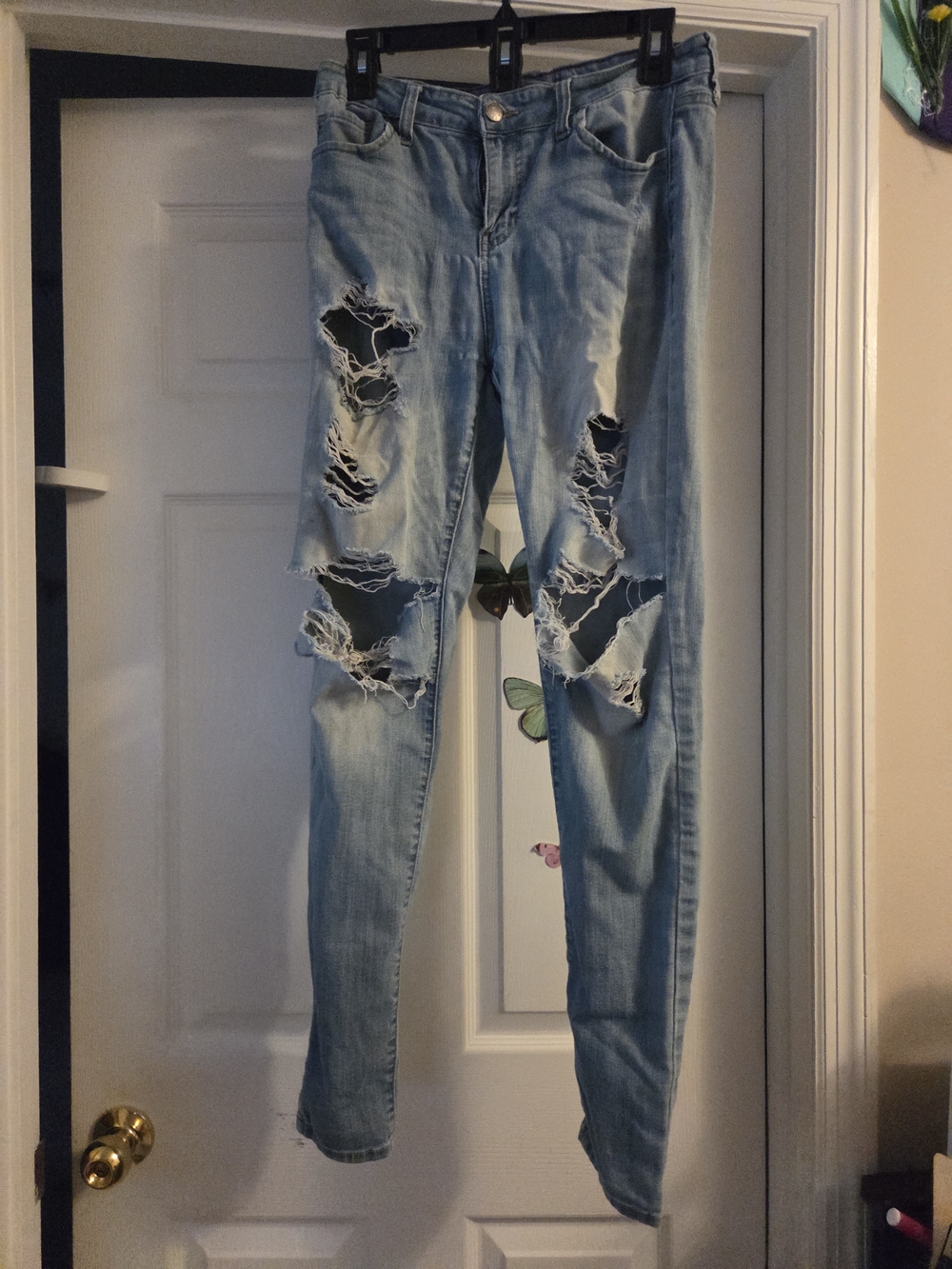 Cello size 9 juniors very distressed thin denim jeans